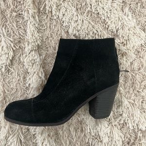 Suede black boots, zipper up the back